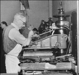 Picture of a clicking press in operation